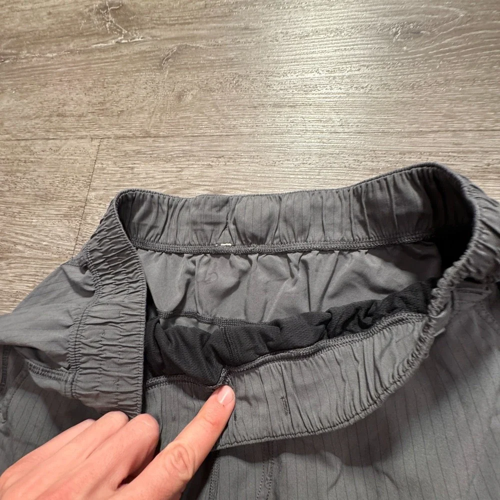 Lululemon Shorts Mens Large Gray Striped Pace Breaker 11 Performance Stretch Gym